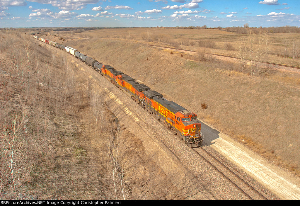 BNSF 4467 Leads M-LINTUL1-06